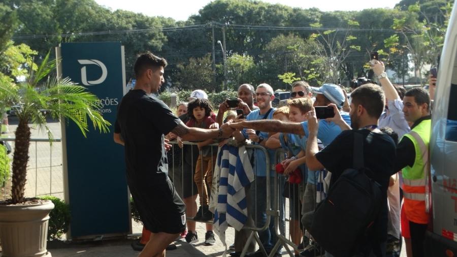 Luís Suárez atende torcedores do Uruguai no hotel após treinamento do time em Porto Alegre - Marinho Saldanha/UOL