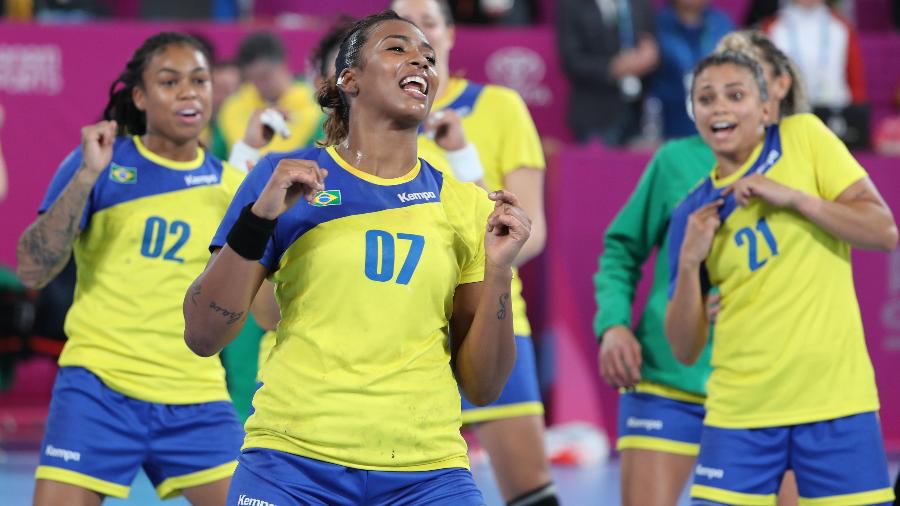 Brasileiras do handebol dançam e cantam música de Anitta e Ludmilla após garantirem o ouro do Pan