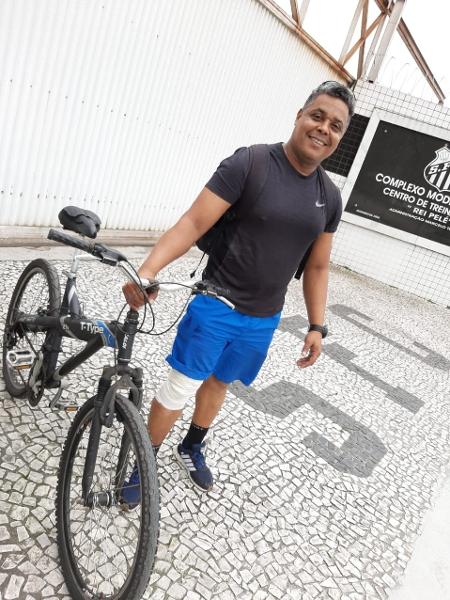 Ciclista machucou o joelho na queda em colisão com Sampaoli. Na sequência, foi ao CT do Santos por fotos com o treinador - Arquivo Pessoal
