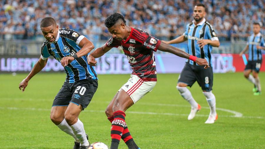 Bruno Henrique disputa lance durante Grêmio X Flamengo. Jogo de ida pelas semifinais da Conmebol Libertadores 2019 - Raul Pereira /Fotoarena/Folhapress