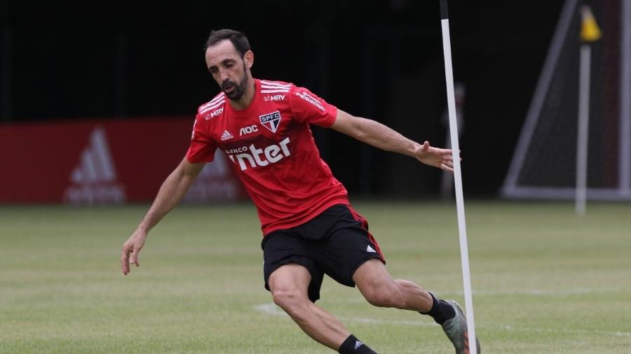 Juanfran, lateral direito do São Paulo, reforçou o departamento médico do clube - Rubens Chiri/saopaulofc.net