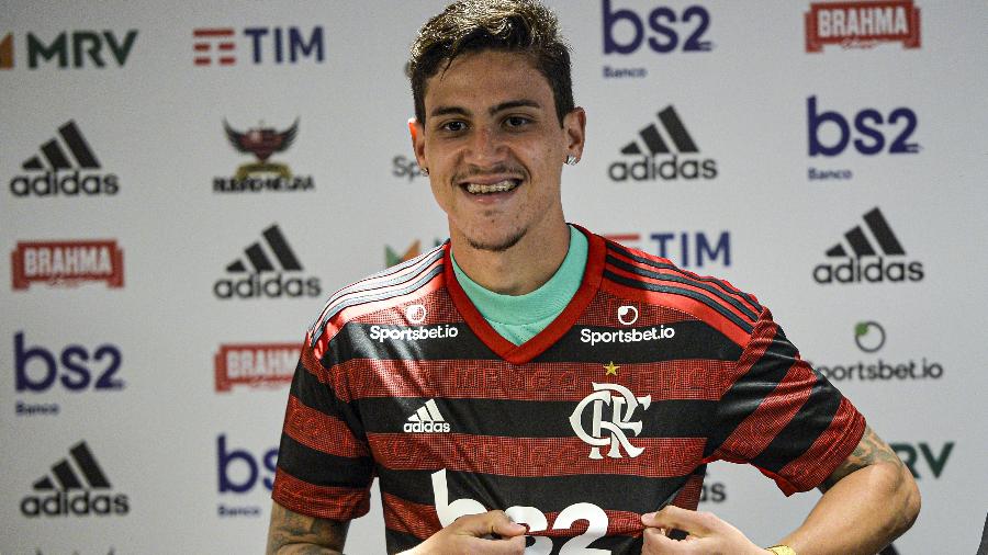 Atacante Pedro foi apresentado no Flamengo, seu clube de infância, e arrancou lágrimas de sua mãe  - Marcelo Cortes / Flamengo