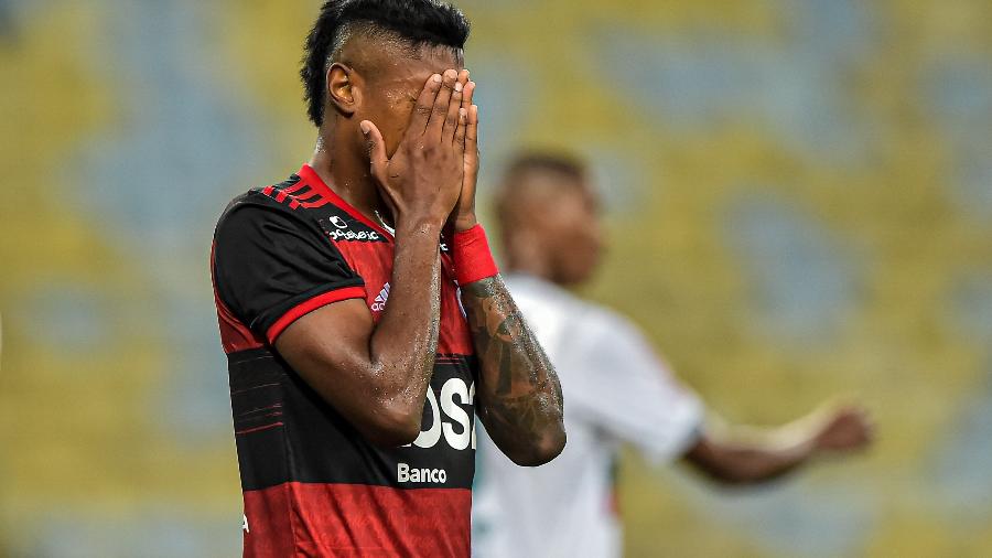 Bruno Henrique durante partida do Flamengo. Atacante está na mira do Benfica - Thiago Ribeiro/AGIF