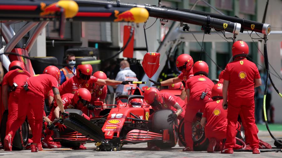 Charles Leclerc nos boxes da Ferrari na Áustria - Peter Fox/Getty Images