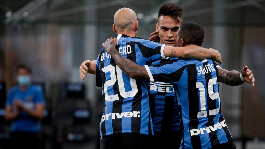 Borja Valero, Lautaro Martínez e Ashley Young comemoram gol da Inter de Milão diante do Torino - Mattia Ozbot/Soccrates/Getty Images