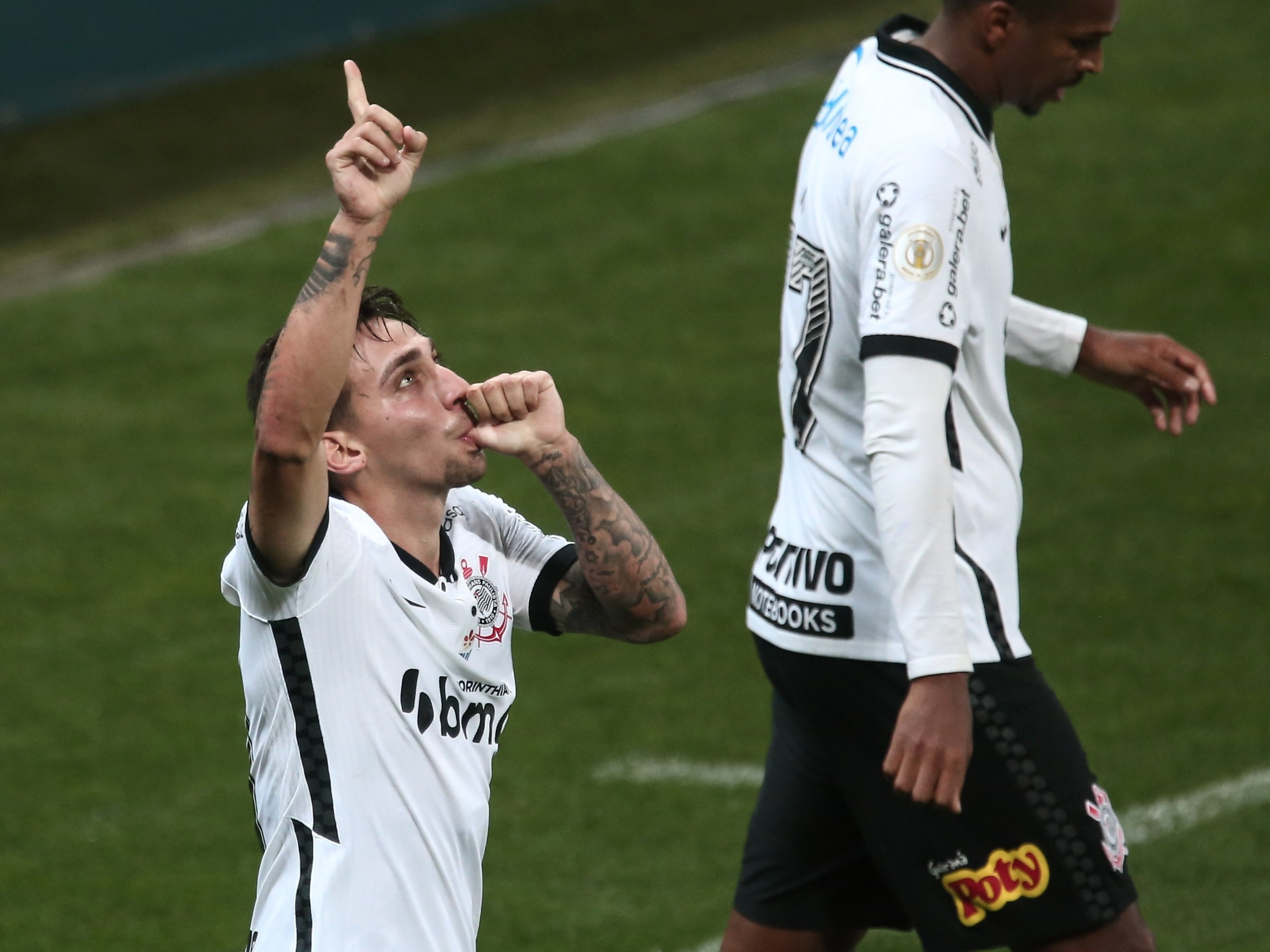 Corinthians bate o Coritiba por 3 a 1 e vence a primeira no Campeonato Brasileiro