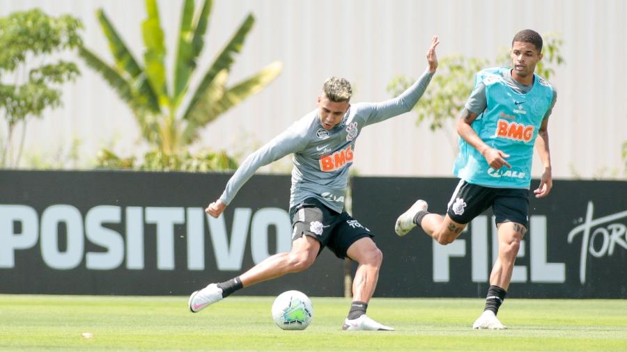 Cantillo em ação em treino do Corinthians no CT Joaquim Grava; volante não joga o clássico - Rodrigo Coca/Ag. Corinthians