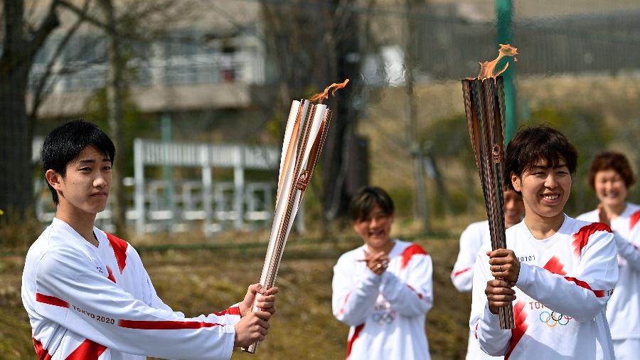 Carregadores revezam tocha olímpica em Fukushima, no Japão - Pool/Getty Images