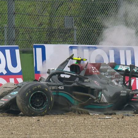 Carro de Bottas ficou destruído após acidente com Russell - Reprodução/Twitter @Formula1