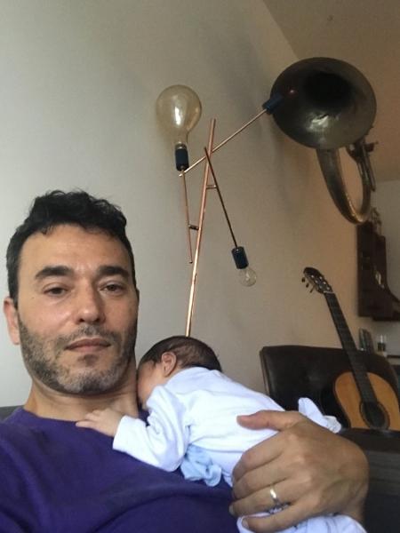 André Rizek brinca e posta "prova de vida" com o filho Pedro: "Passo bem" - Instagram