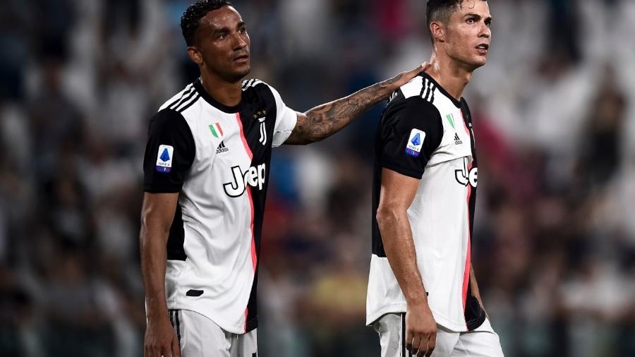 Danilo e Cristiano Ronaldo em ação pela Juventus no Campeonato Italiano  - Nicolò Campo/LightRocket via Getty Images