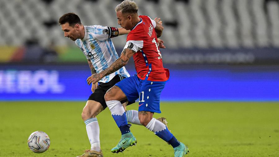 Messi disputa a bola com Vargas em partida entre Argentina e Chile pela Copa América no Rio de Janeiro - Thiago Ribeiro/AGIF