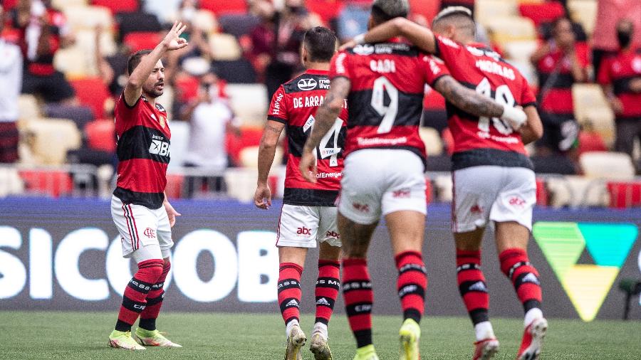 Flamengo atropela o Athletico-PR no Maracanã e alcança vice-liderança do Brasileirão