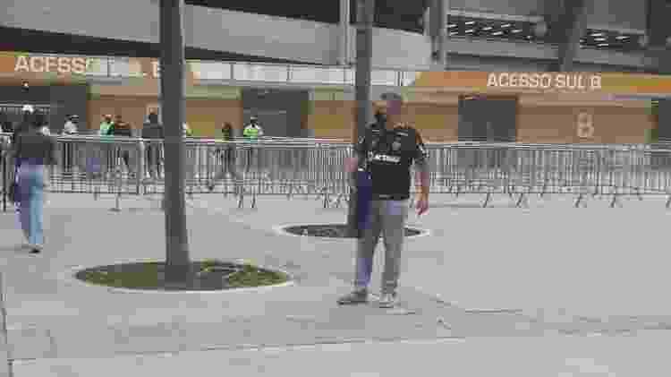Torcedor vestido com a camisa do Atlético-MG na entrada do setor sul, reservado para a torcida do Galo - Leo Burlá / UOL Esporte - Leo Burlá / UOL Esporte