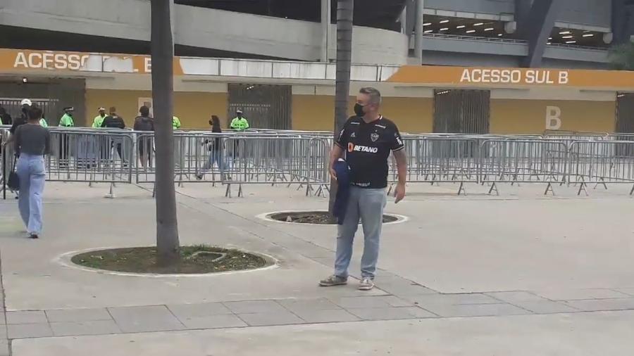 Torcedor vestido com a camisa do Atlético-MG na entrada do setor sul, reservado para a torcida do Galo - Leo Burlá / UOL Esporte