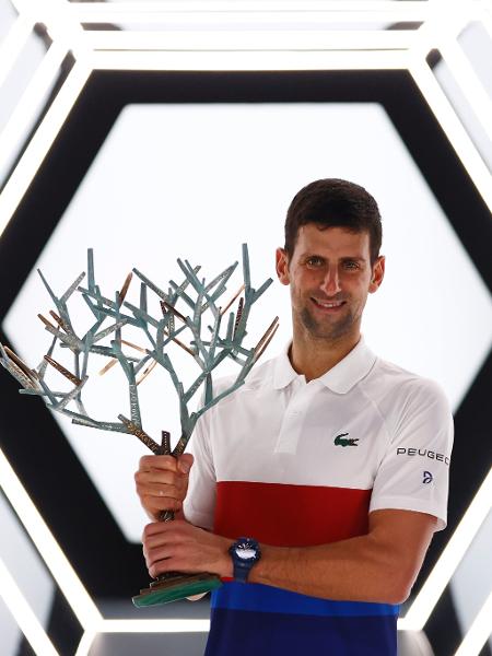 Novak Djokovic com o troféu do Masters de Paris de 2021 - Reuters