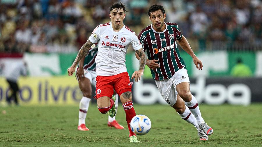 Fred, do Fluminense, disputa a bola durante duelo com o Internacional, no Maracanã, pelo Campeonato Brasileiro - Lucas Merçon / Fluminense F.C.