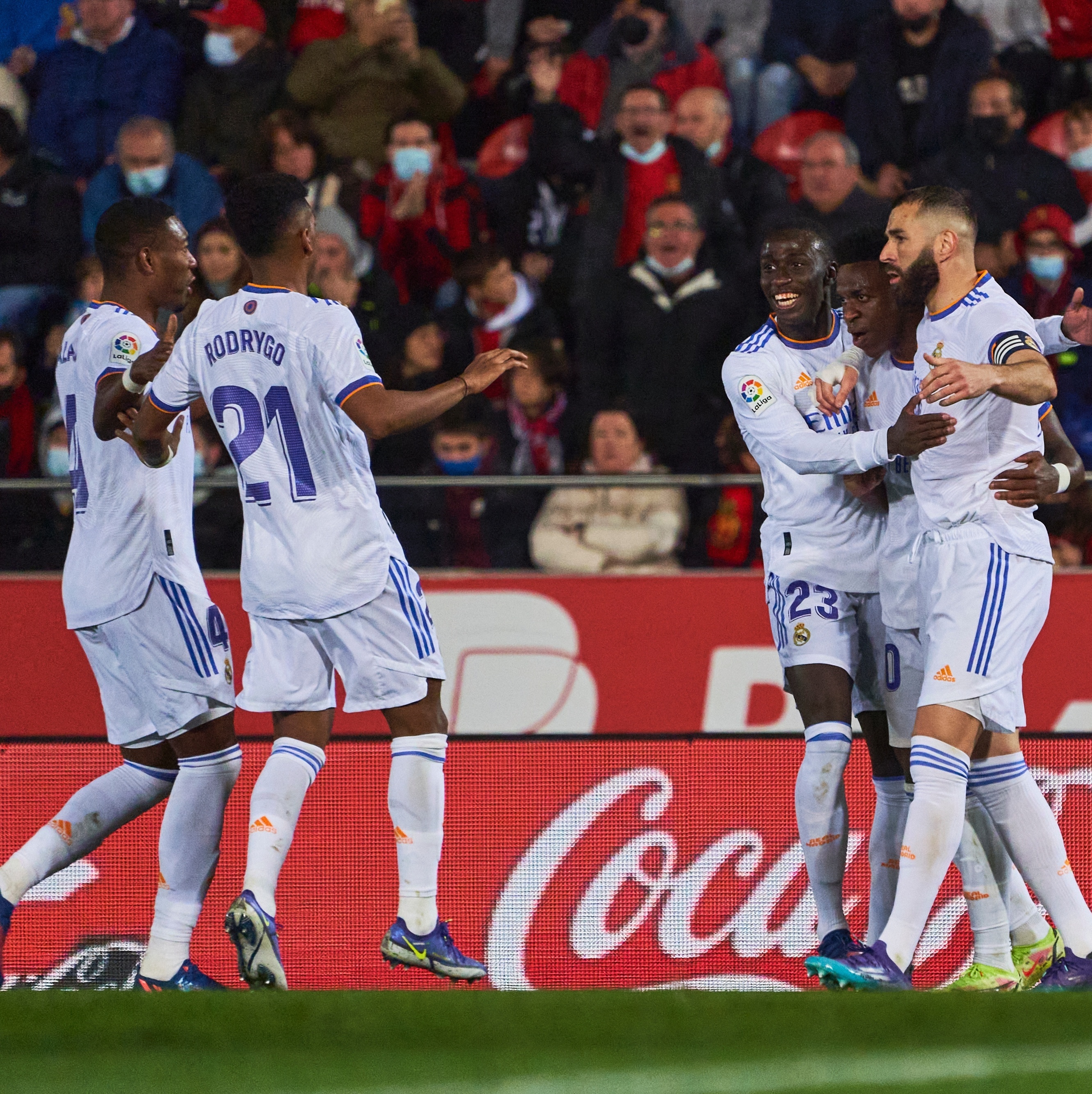 De olho na final da Champions, campeão Real Madrid goleia com hat-trick de  Vinícius Jr. e rebaixa o Levante - 12/05/2022 - UOL Esporte