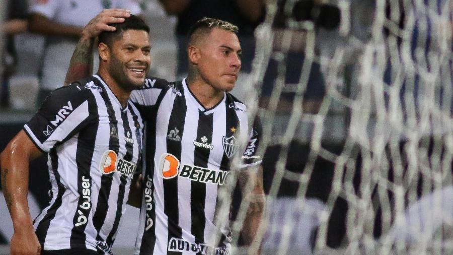 Hulk e Vargas comemoram gol pelo Atlético-MG diante da Caldense - Fernando Moreno/AGIF