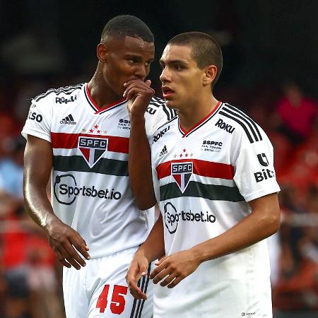 Nathan e Moreira, promessas do São Paulo, conversam durante a partida contra o Botafogo-SP - Marcello Zambrana/AGIF