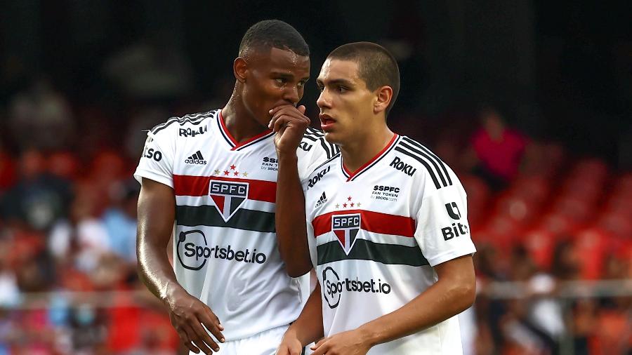 Nathan e Moreira, promessas do São Paulo, conversam durante a partida contra o Botafogo-SP - Marcello Zambrana/AGIF