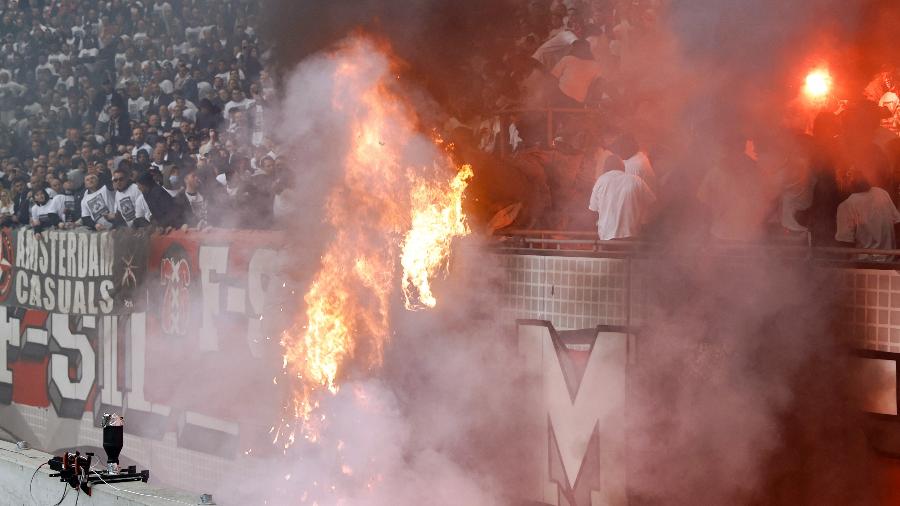 Faixas pegam fogo após contato com sinalizadores em jogo do Ajax - MAURICE VAN STEEN / ANP / AFP