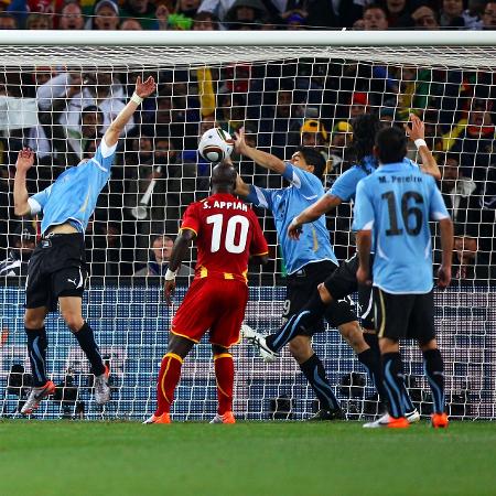 Luis Suárez faz defesa para evitar gol de Gana nas quartas de final da Copa do Mundo de 2010
