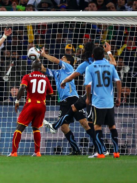 Luis Suárez faz defesa para evitar gol de Gana nas quartas de final da Copa do Mundo de 2010 - Michael Steele/Getty Images