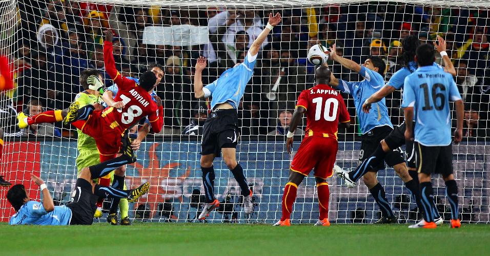 Luis Suárez faz defesa para evitar gol de Gana nas quartas de final da Copa do Mundo de 2010