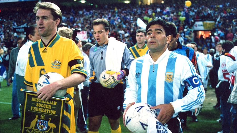 31.10.1993 - Diego Maradona e Paul Wade antes de jogo entre Argentina e Austrália - Offside/Offside via Getty Images