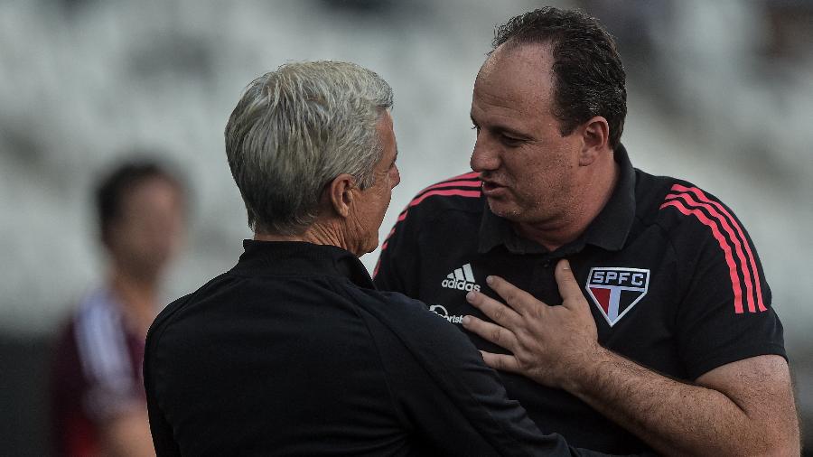 Rogério Ceni, treinador do São Paulo, e Luis Castro, do Botafogo, se cumprimentam antes de partida do Brasileirão - Thiago Ribeiro/AGIF