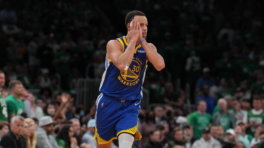 Curry comemora com o "night night" durante final contra os Celtica  - Jesse D. Garrabrant/NBAE via Getty Images