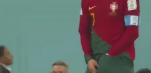 Cristiano Ronaldo tira 'lanche' da cueca durante jogo de Portugal; entenda  - Superesportes