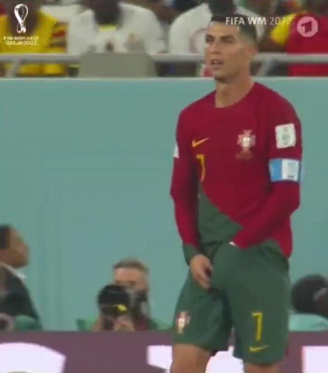 Cristiano Ronaldo pega algo na cueca e coloca na boca durante jogo contra Gana