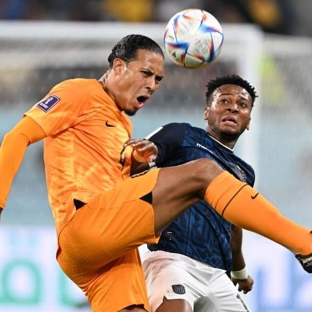 Van Dijk disputa a bola com Estrada na partida entre Holanda e Equador, na Copa do Mundo do Qatar - Ercin Erturk/Getty