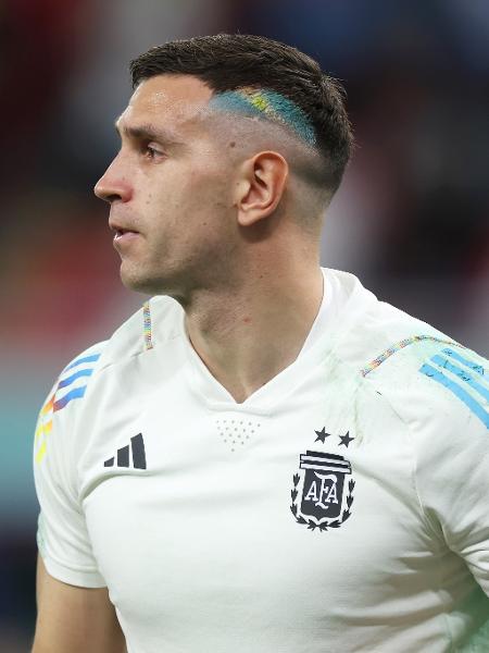 Emiliano Martínez, goleiro da Argentina, com cabelo colorido com as cores da seleção na partida contra a Austrália, pela Copa do Mundo do Qatar - Alex Grimm/Getty Images