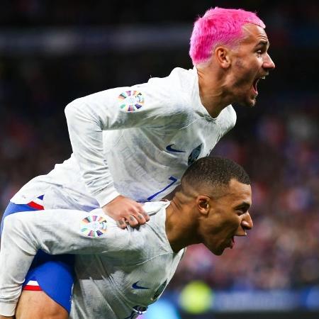 Mbappé e Griezmann comemoram juntos gol da França sobre a Holanda, pelas Eliminatórias da Euro 2024 - Ibrahim Ezzat/Getty
