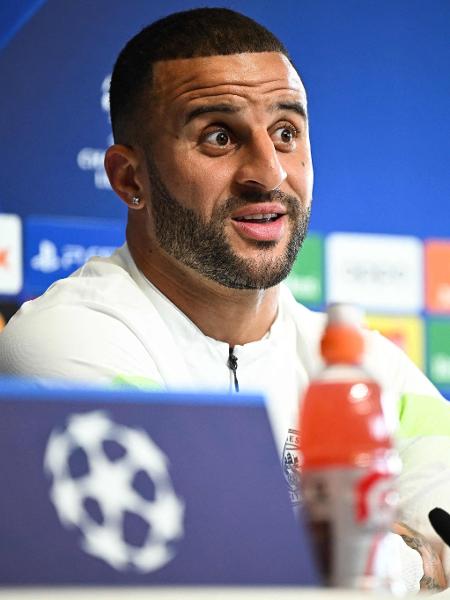 Kyle Walker durante coletiva de imprensa prévia da semifinal da Liga dos Campeões. - OLI SCARFF/AFP