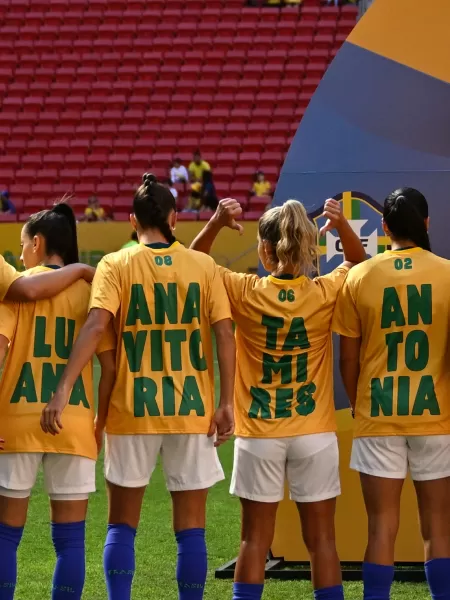 Patrocinadora faz ação para torcida conhecer jogadoras da seleção feminina  - 02/07/2023 - UOL Esporte
