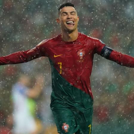 Cristiano Ronaldo celebra gol de Portugal contra a Eslováquia nas Eliminatórias da Euro