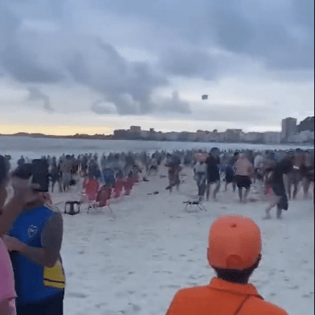 Torcedores de Boca e Fluminense brigam na praia de Copacabana