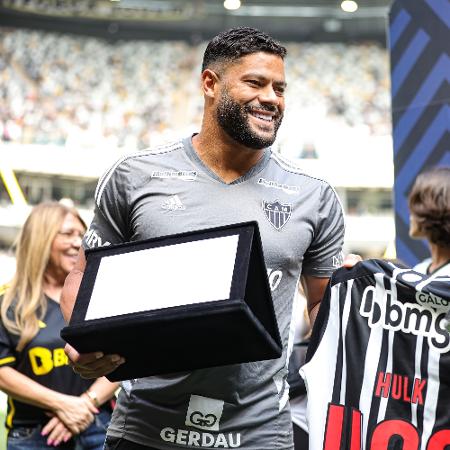 Hulk recebe placa do Atlético-MG em homenagem aos seus 400 gols marcados na carreira