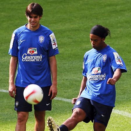 Ronaldinho Gaúcho e Kaká durante um treino da seleção em 2007