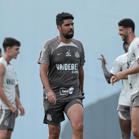 António Oliveira, técnico do Corinthians, em treino no CT Joaquim Grava