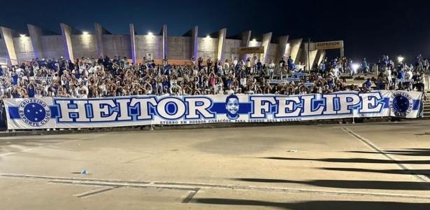 Torcida do Cruzeiro presta homenagem a garoto morto em chacina em MG