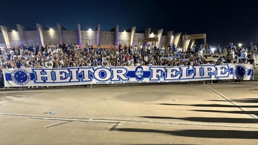 Torcida do Cruzeiro exibe faixa em homenagem a menino morto em chacina em Minas Gerais - Reprodução/Instagram/@cma_vespasiano