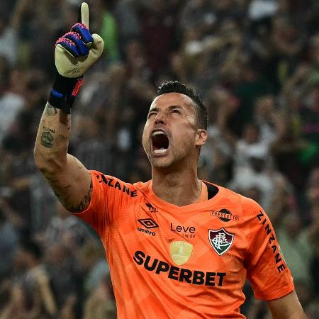 Fábio comemora pênalti defendido durante jogo entre Fluminense e Grêmio, pela Libertadores