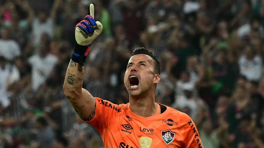 Fábio comemora pênalti defendido durante jogo entre Fluminense e Grêmio, pela Libertadores