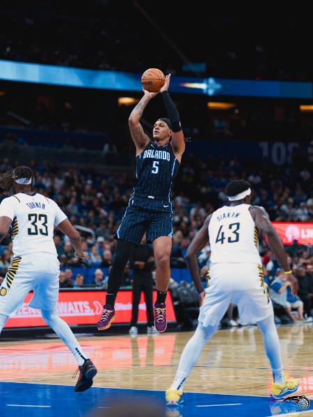 Paolo Banchero executa arremesso durante partida entre Orlando Magic e Indiana Pacers na NBA