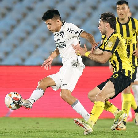 Almada em ação durante Peñarol x Botafogo, jogo da Libertadores